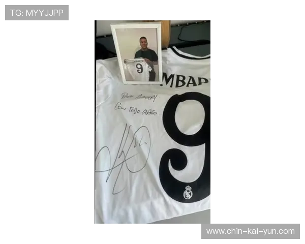 姆巴佩训练间隙为粉丝签名写下鼓励的话语