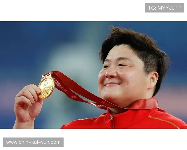 举重选手坚持完成动作引网友泪目 举重选手坚持完成动作引网友泪目